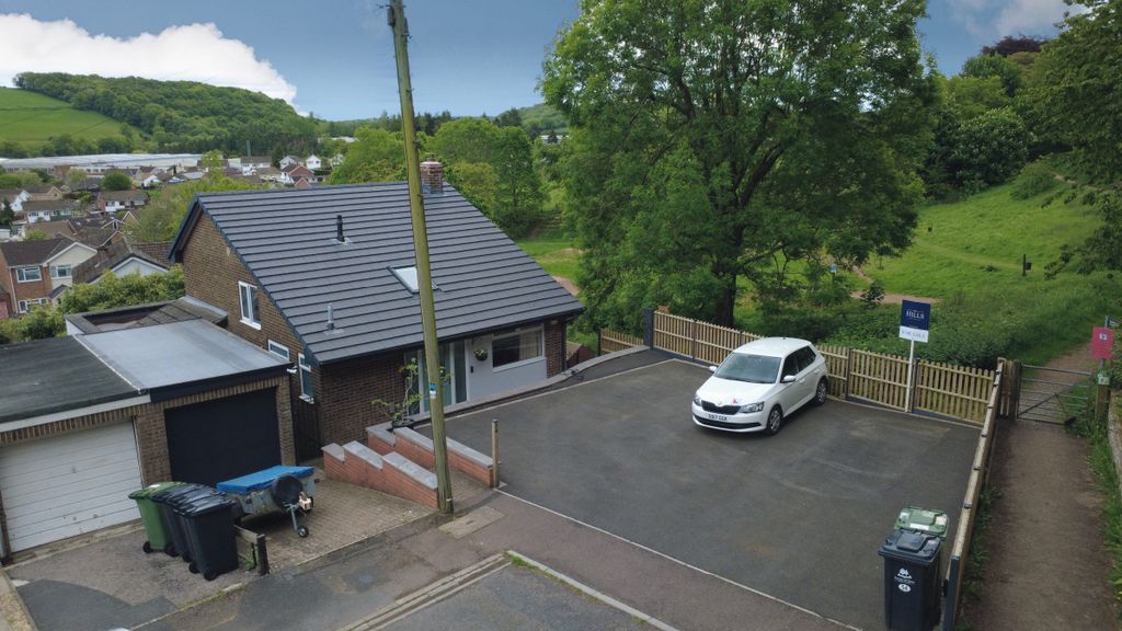 4 bed detached house for saleThe Crescent, Mitcheldean GL17 photo 3