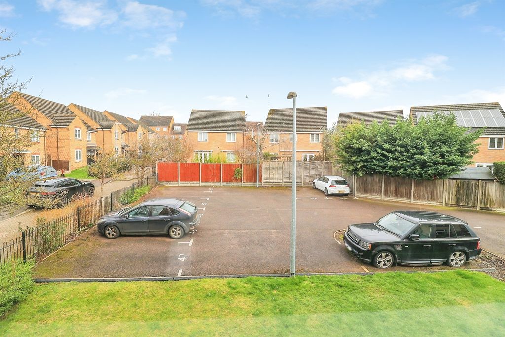 2 bed flat for saleReeve Close, Leighton Buzzard LU7 photo 4