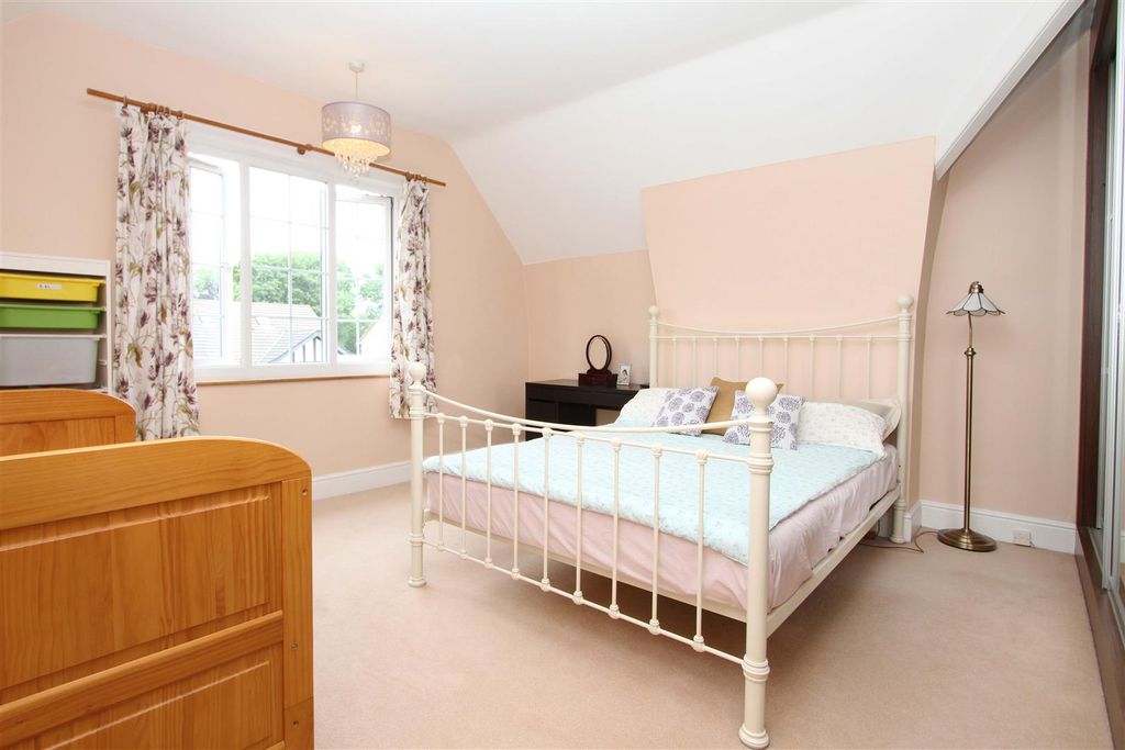 2 bed flat for saleCecil Park, Pinner HA5 photo 5