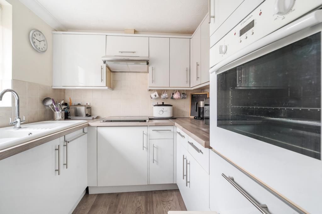 1 bed flat for saleLightwater, Surrey GU18 photo 3