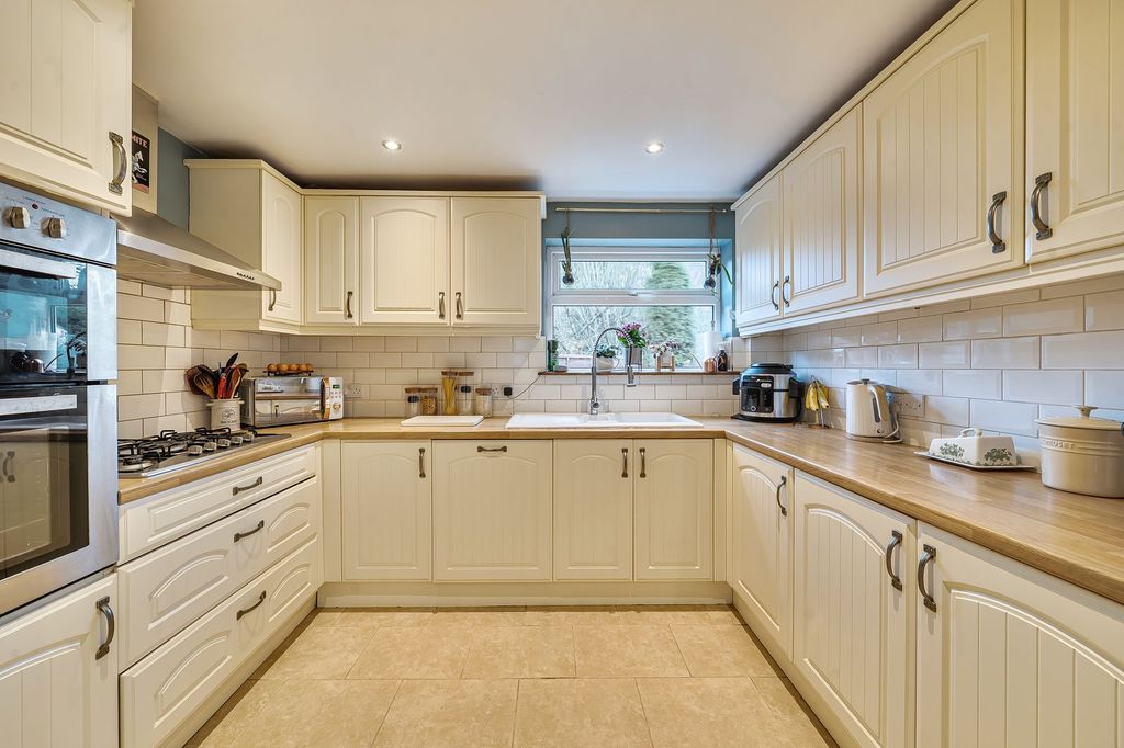 4 bed detached house for salePaddock Close, Pershore WR10 photo 2