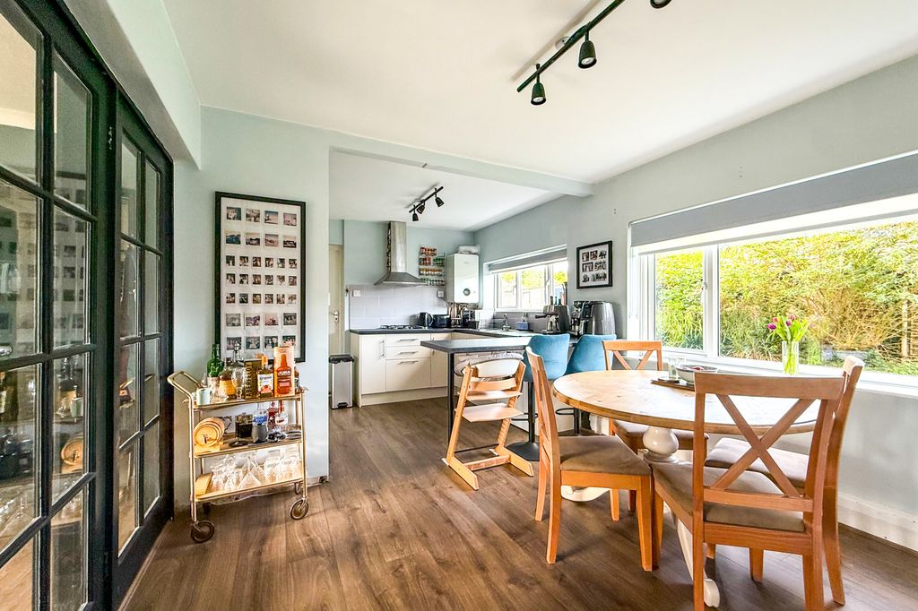 2 bed flat for saleElizabeth Court, High Street, Polegate BN26