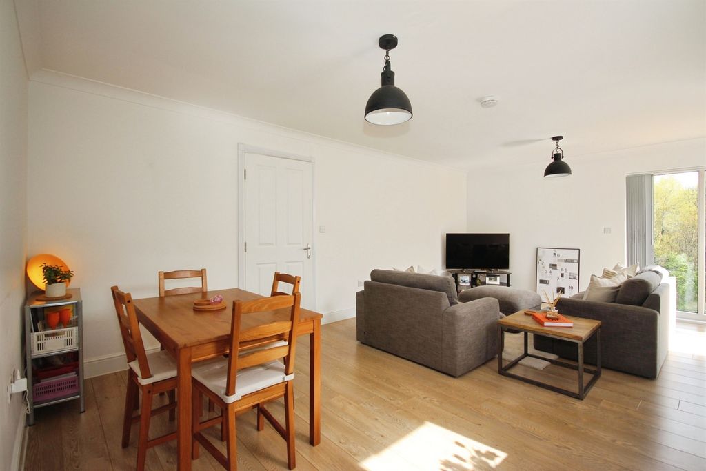 2 bed flat for saleAndrews Close, Warwick CV34