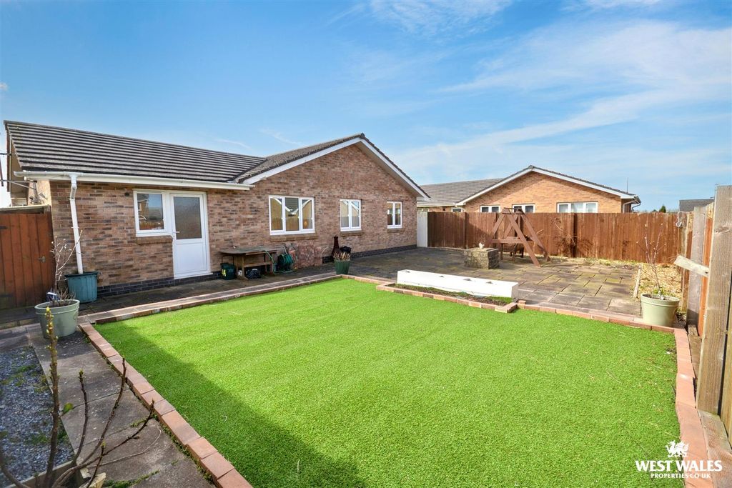 3 bed detached bungalow for saleSkomer Drive, Milford Haven SA73