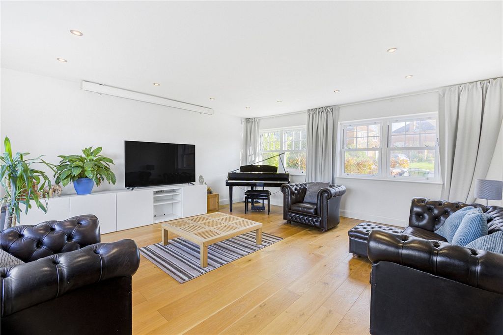 Additional image 9 of 5 bed detached house for saleWestwood Close, Potters Bar, Hertfordshire EN6