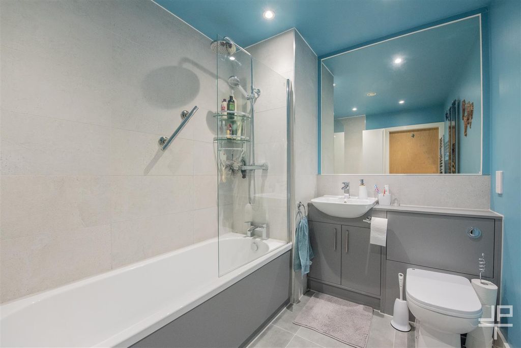1 bed flat for saleMather Lane, Leigh, Greater Manchester WN7 photo 5