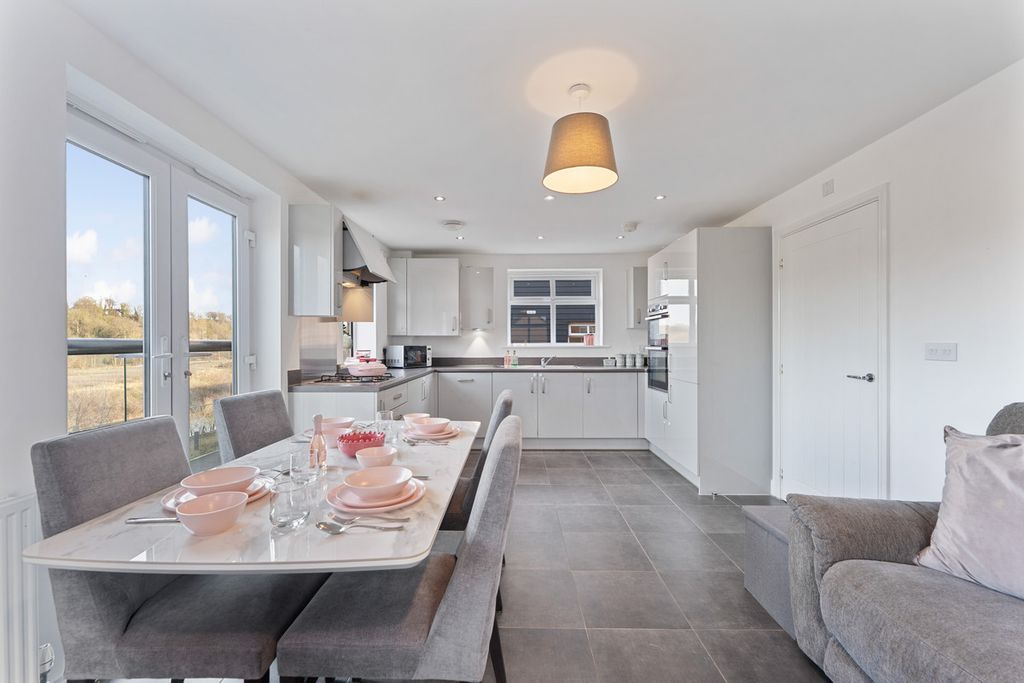 2 bed flat for saleCurzon Avenue, Northwich CW8 photo 2