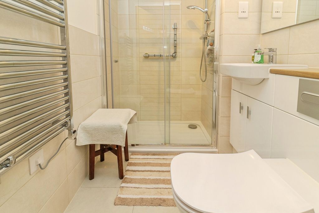 2 bed flat for saleHindhead Knoll, Walnut Tree, Milton Keynes, Buckinghamshire MK7 photo 5