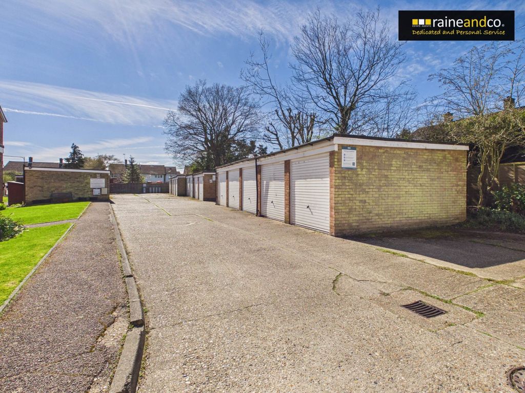2 bed flat for saleStapleton Close, Potters Bar EN6 photo 4