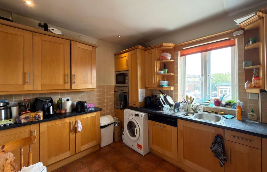 Additional image 2 of 5 bed flat for sale165A Darkes Lane, Potters Bar, Hertfordshire EN6