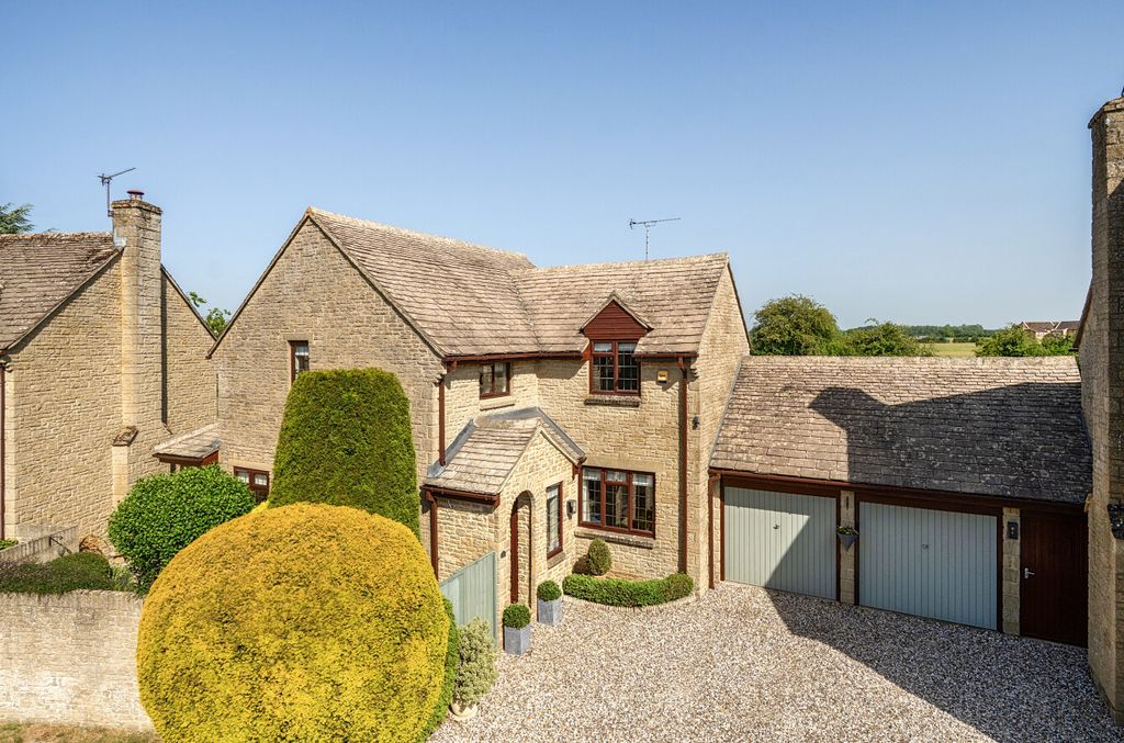 4 bed link detached house for saleThe Spinney, Lechlade, Gloucestershire GL7
