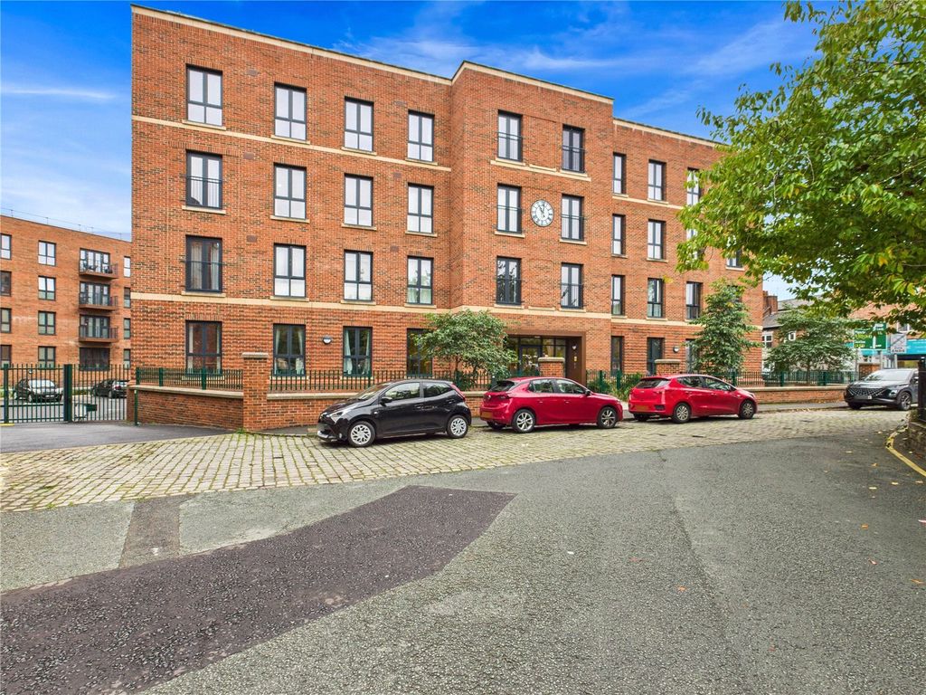 2 bed flat for salePark Green, Macclesfield, Cheshire SK11