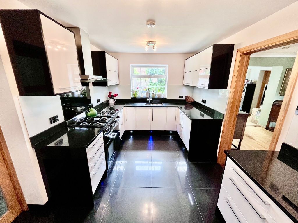 Additional image 2 of 5 bed detached house for saleDulwich Close, Newport Pagnell MK16