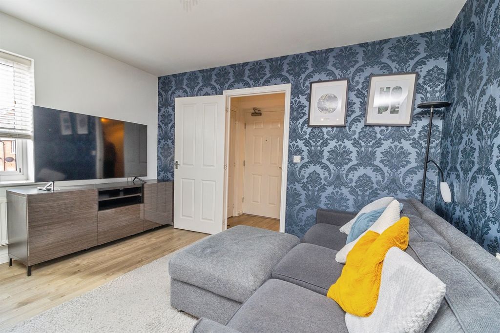2 bed flat for saleCopia Crescent, Leighton Buzzard LU7 photo 5