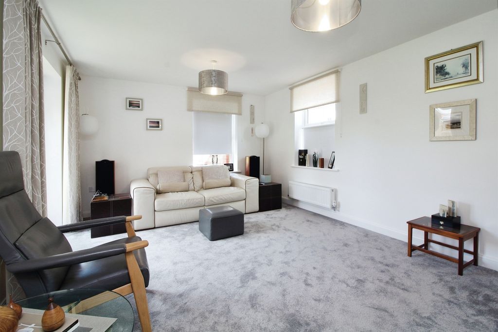 4 bed detached house for saleKipling Road, Ledbury HR8 photo 2