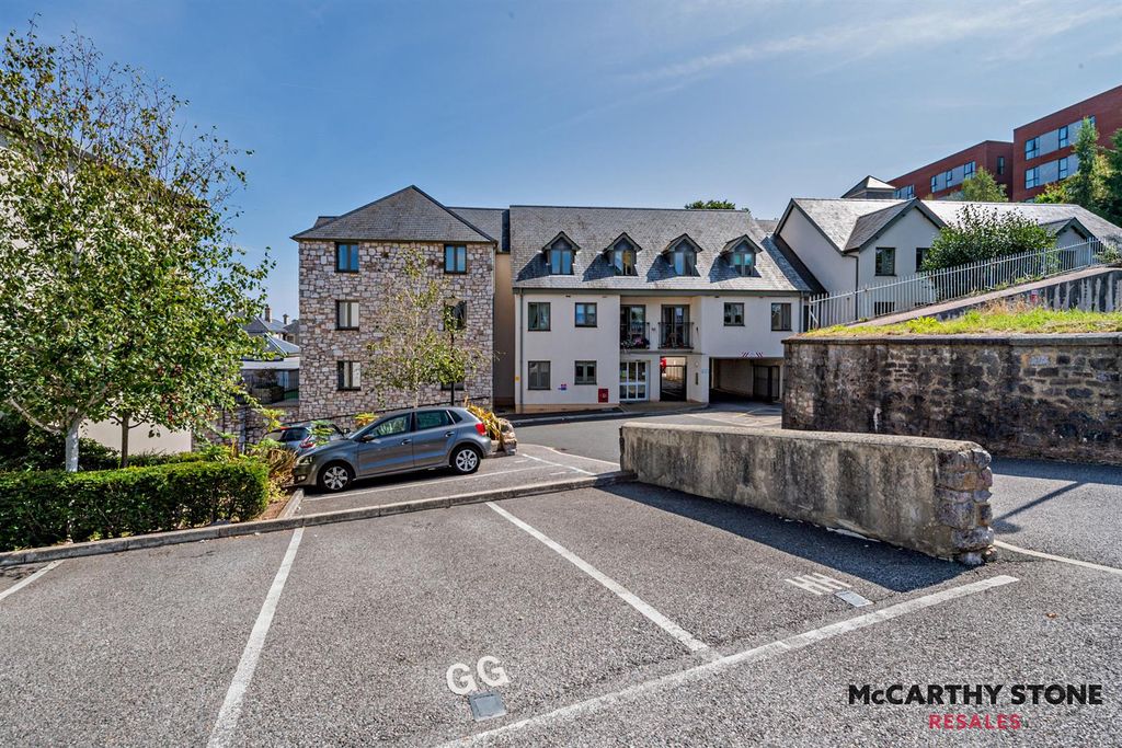 1 bed flat for saleStover Court, East Street, Newton Abbot TQ12