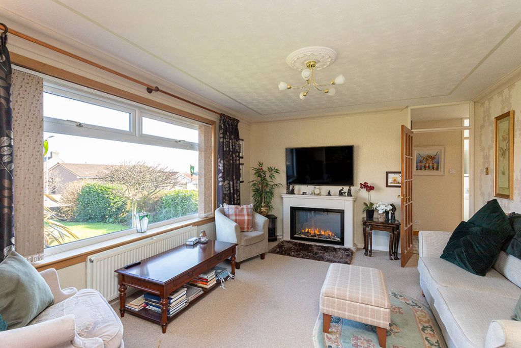 2 bed bungalow for saleCameron Crescent, Windygates, Leven KY8 photo 2
