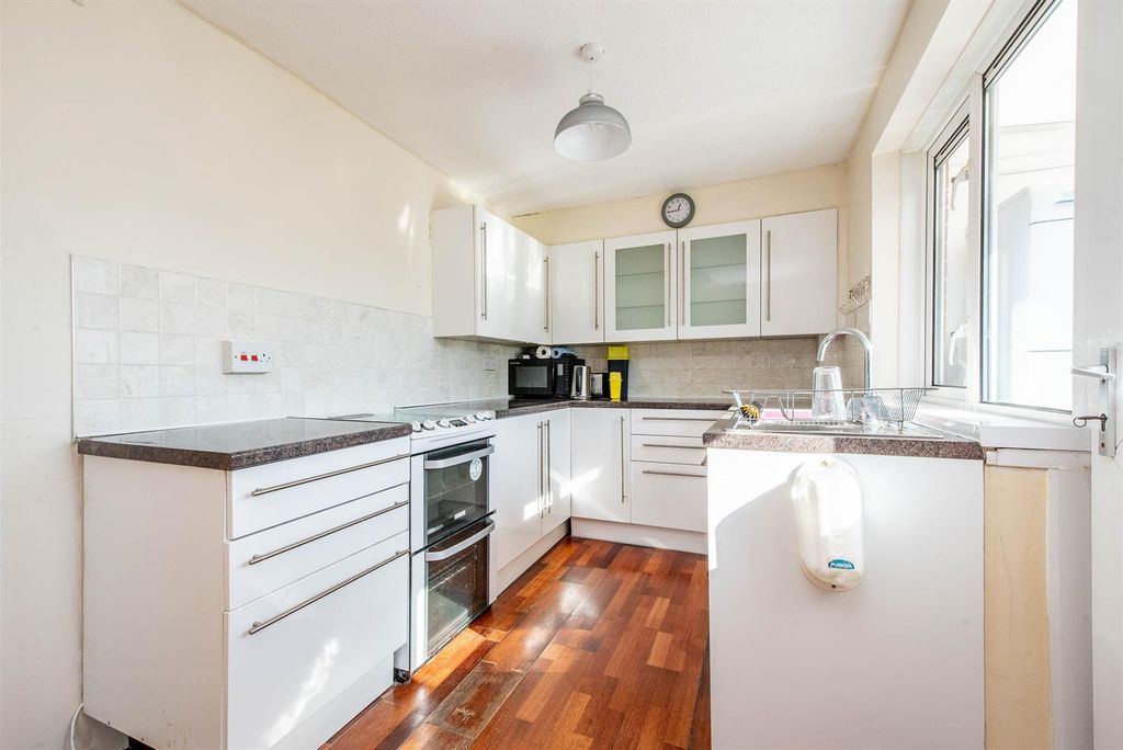 2 bed flat for saleGreystones, Leyland PR26 photo 2
