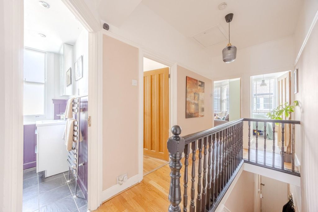 Additional image 5 of 3 bed flat for saleCarlton Drive, Leigh-On-Sea SS9