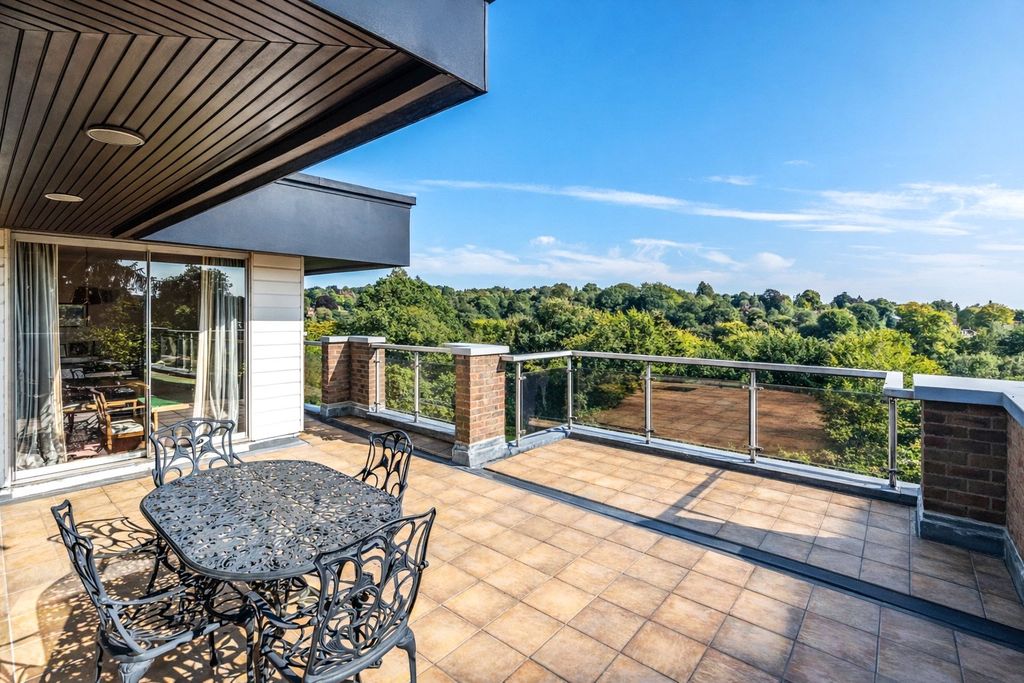 3 bed flat for saleWest Hill, Oxted, Surrey RH8
