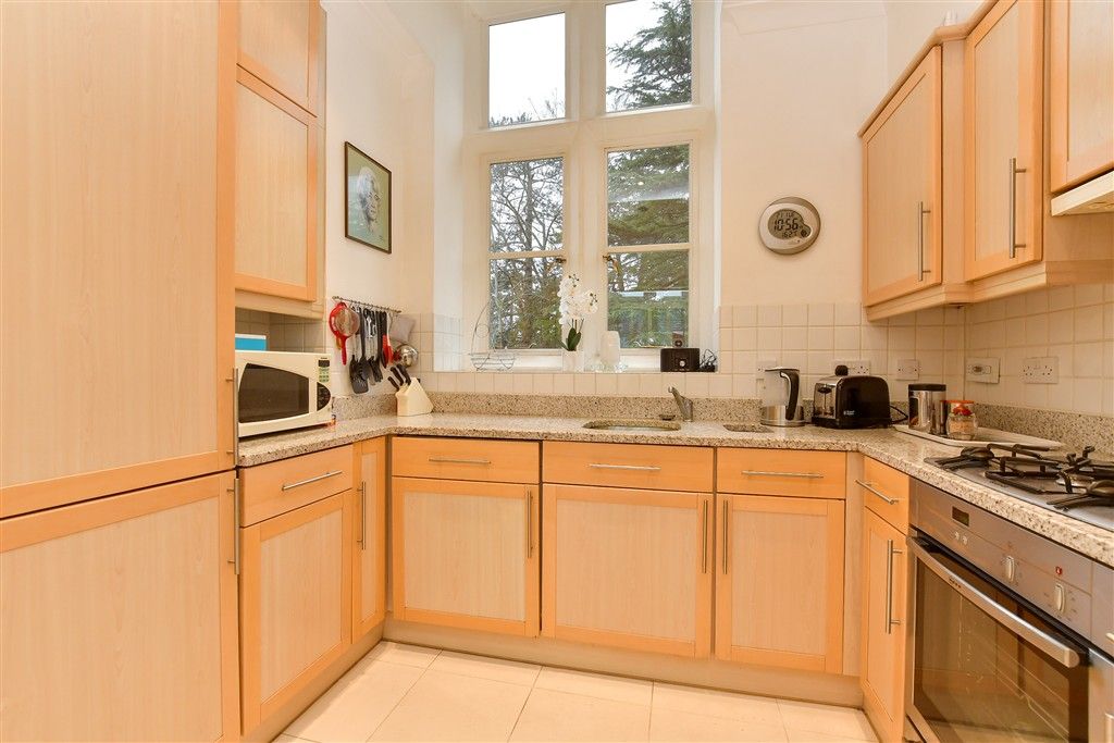 2 bed flat for saleLavender Close, Leatherhead, Surrey KT22 photo 2