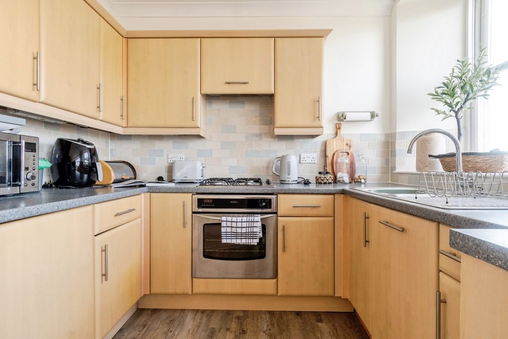2 bed flat for saleHannafore Road, Looe, Cornwall PL13 photo 3