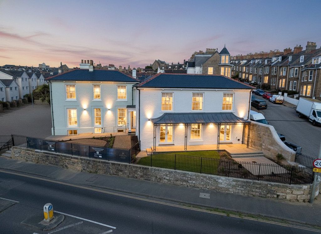 2 bed flat for salePenrose Terrace, Penzance, Cornwall TR18