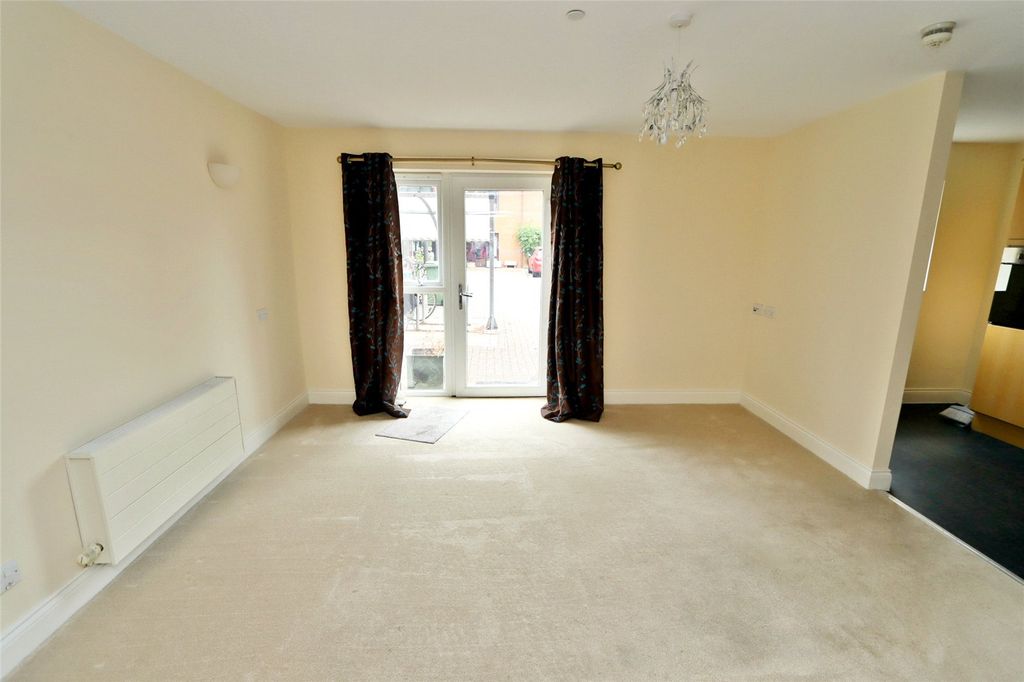 1 bed flat for saleThe Limes, Newport Pagnell, Buckinghamshire MK16