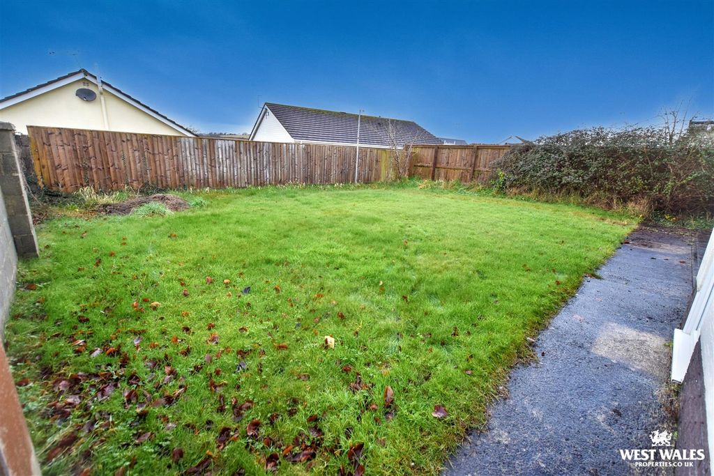 3 bed detached bungalow for saleVicarage Fields, Pembroke SA71 photo 4