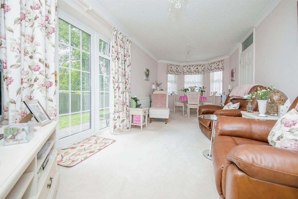 2 bed flat for saleMichaelstowe Drive, Harwich CO12 photo 4