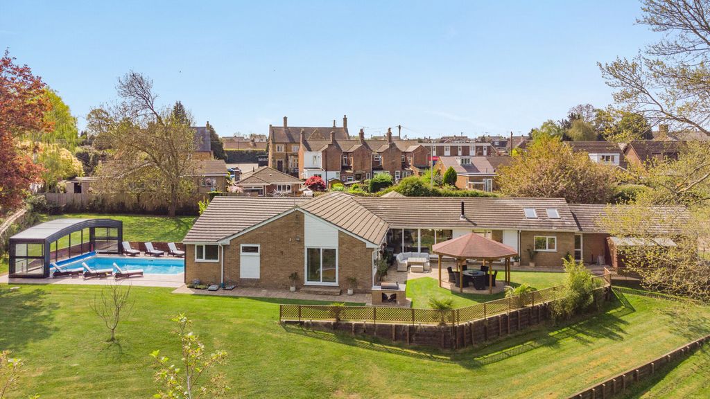 5 bed detached house for saleColdstream Lane, Hardingstone Northampton NN4 photo 2