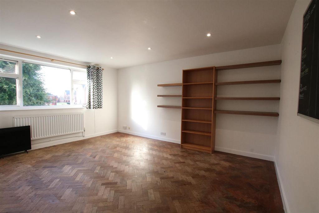 2 bed maisonette for saleWindfield, Leatherhead KT22 photo 3