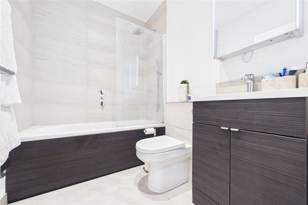 Additional image 11 of 2 bed flat for salePark Street, Newbury, Berkshire RG14