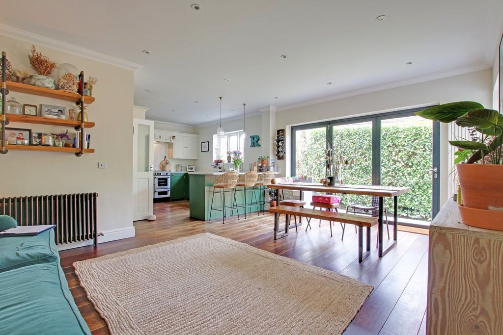 5 bed semi-detached house for salePrinces Crescent, Lyndhurst SO43 photo 2