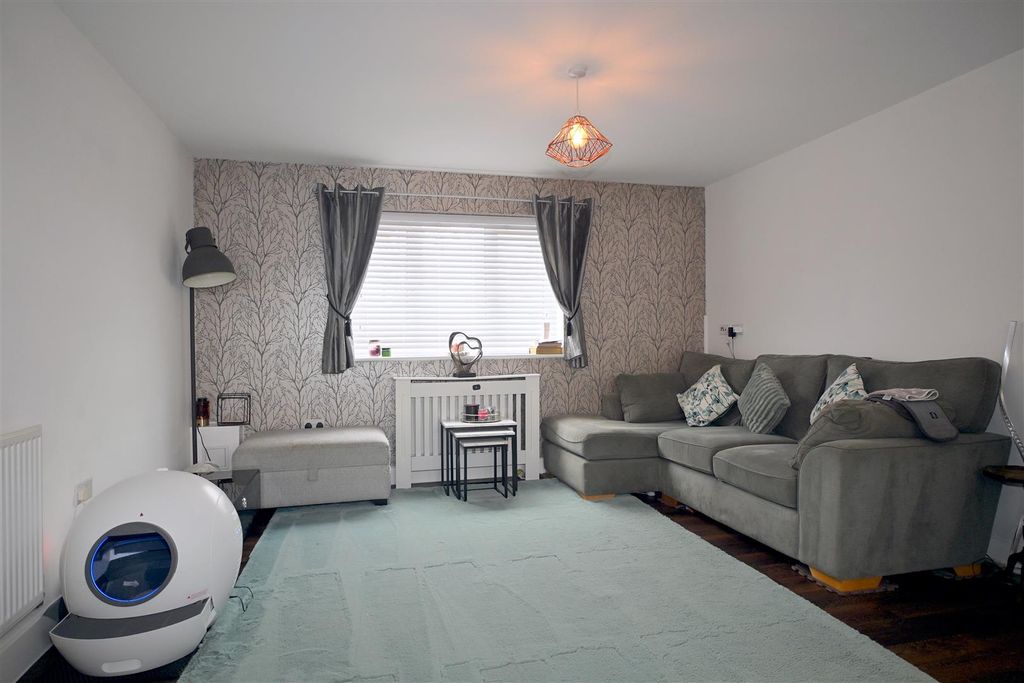 2 bed flat for saleKensington Way, Polegate BN26 photo 2