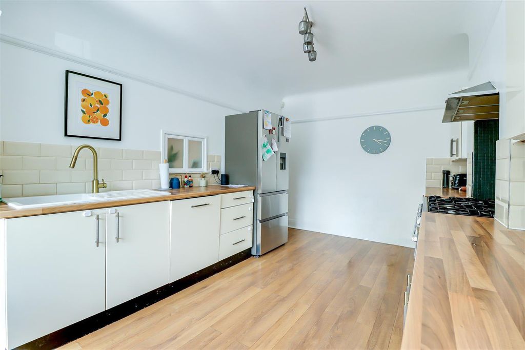 Additional image 7 of 3 bed semi-detached house for saleCheltenham Drive, Leigh-On-Sea SS9