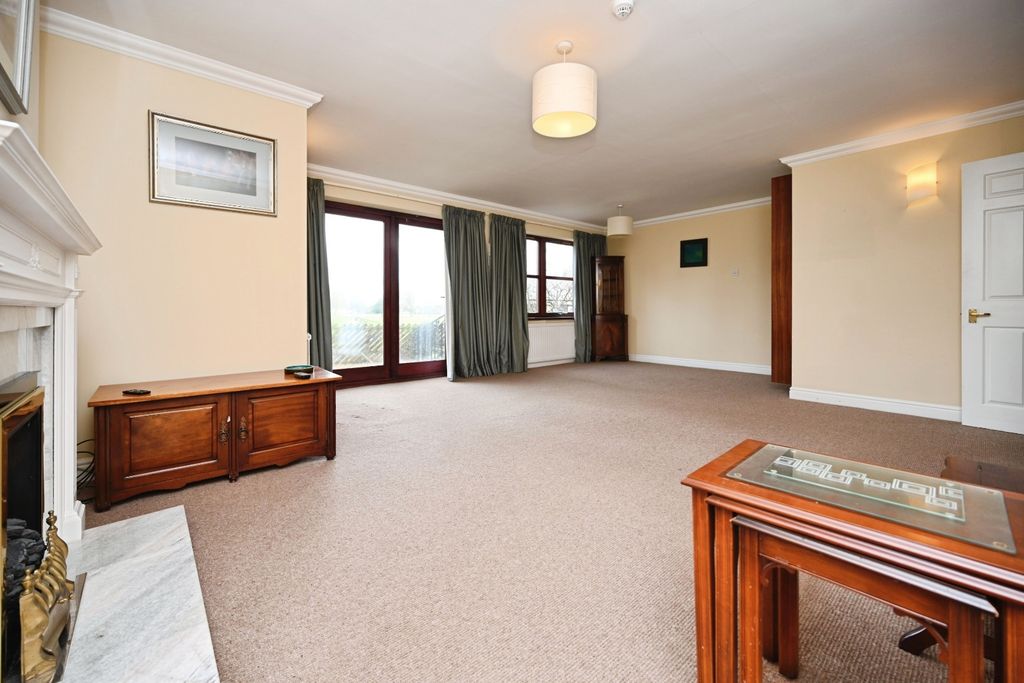 3 bed flat for saleThe Wickets, Studley Road, Ripon HG4 photo 5