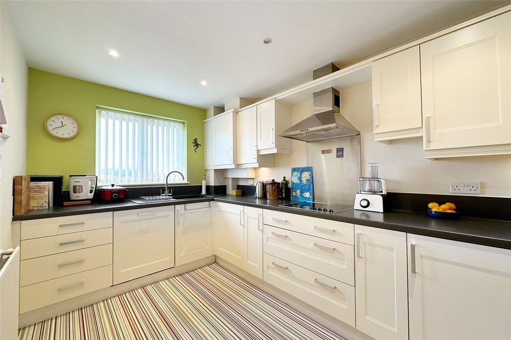 2 bed flat for salePier Road, Littlehampton, West Sussex BN17 photo 3