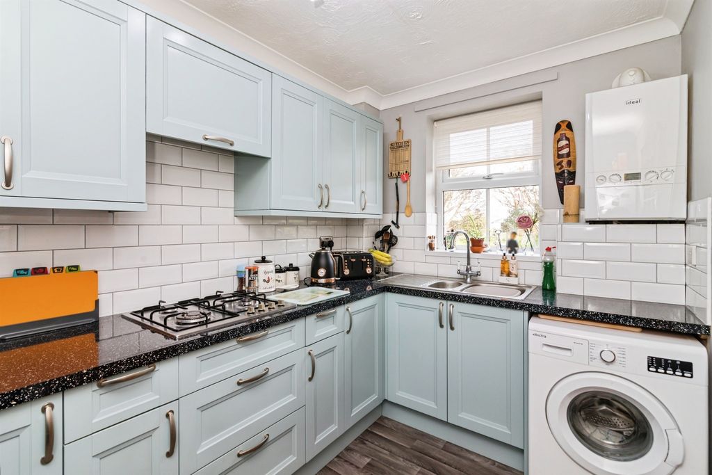 2 bed flat for saleAlexandra Road, Lowestoft NR32 photo 3