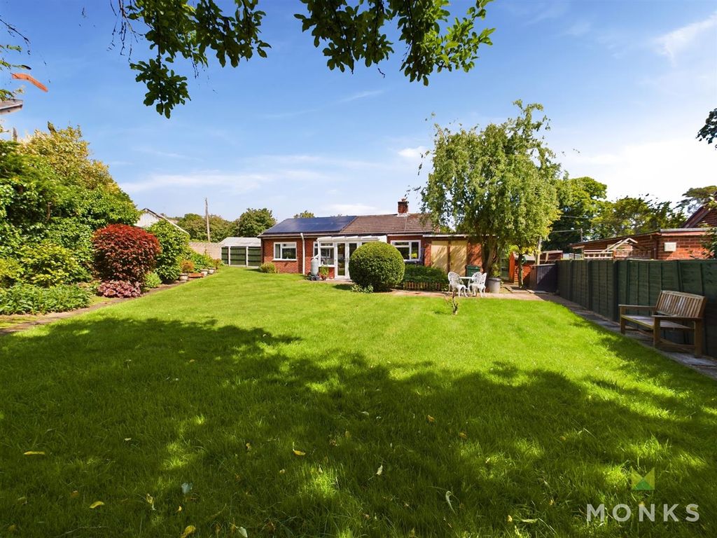 2 bed detached bungalow for saleStation Road, Llanymynech SY22 photo 2