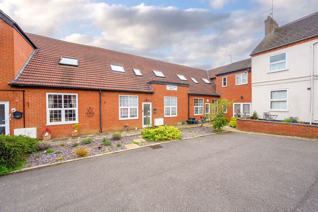 2 bed flat for saleQueen Street, Desborough, Kettering NN14