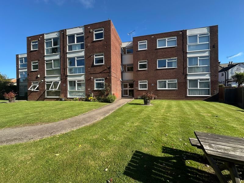 2 bed flat for saleRaymond Court, Potters Bar EN6