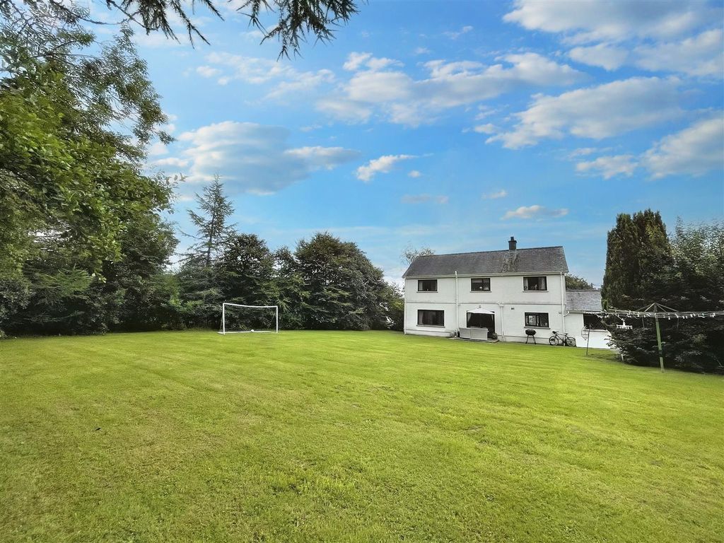 4 bed detached house for salePencader SA39 photo 2