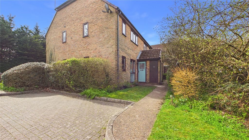 1 bed flat for saleLightwater, Surrey GU18