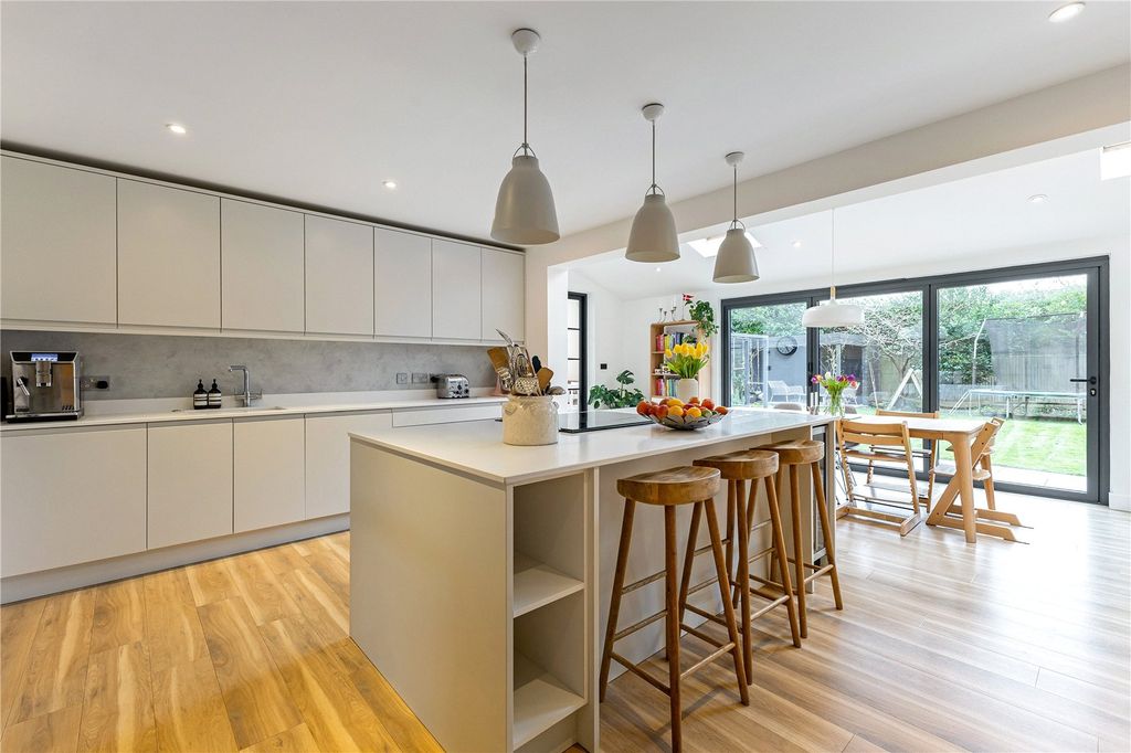Additional image 3 of 5 bed detached house for saleHeather Gardens, Newbury, Berkshire RG14