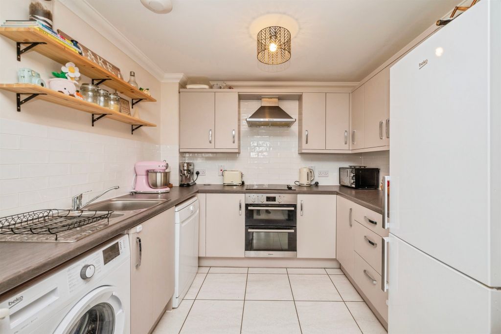 2 bed flat for saleSmedley Close, North Walsham NR28 photo 2
