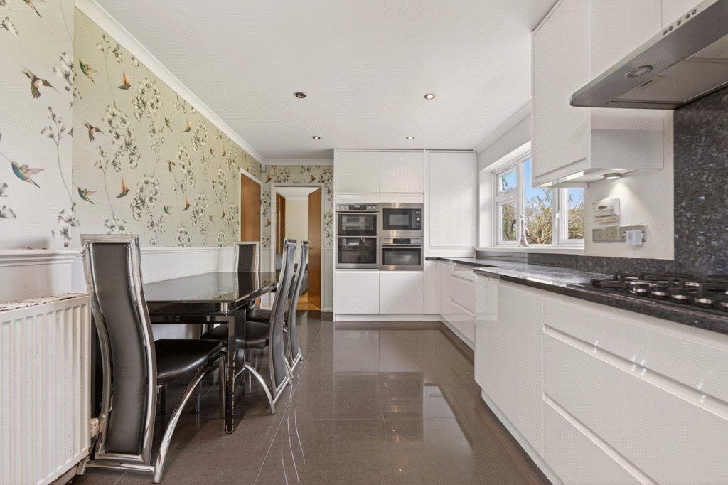4 bed detached house for saleThe Fairway, Oadby, Leicester LE2 photo 5