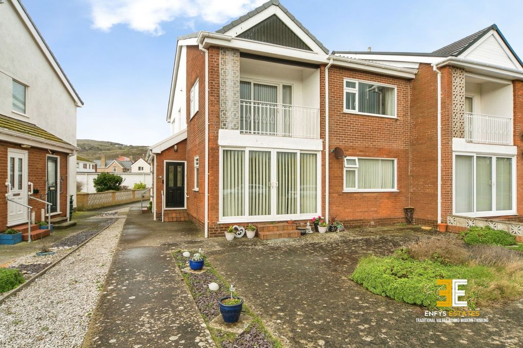 2 bed flat for saleTrinity Crescent, Llandudno LL30