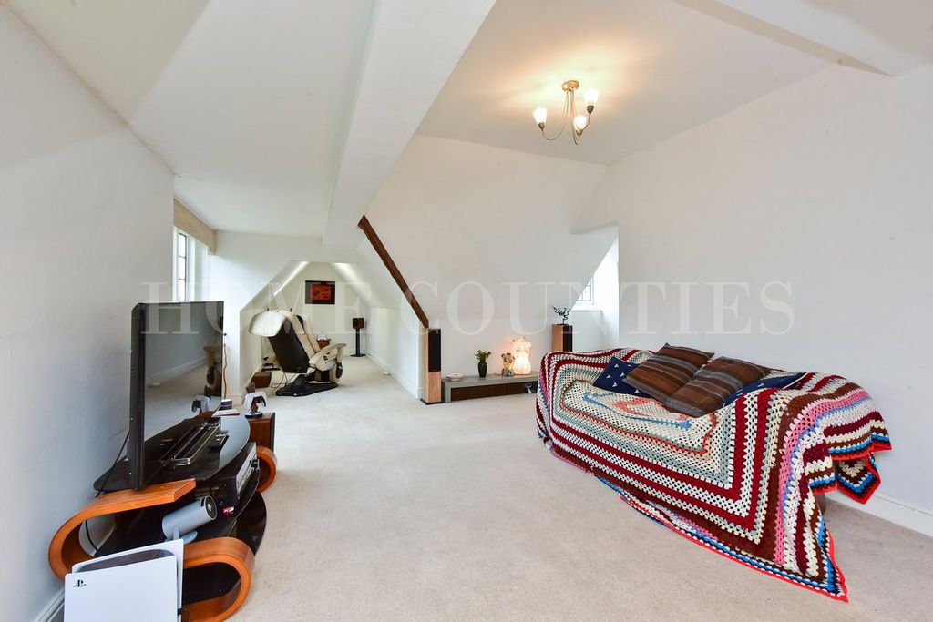2 bed flat for saleMutton Lane, Potters Bar EN6 photo 4