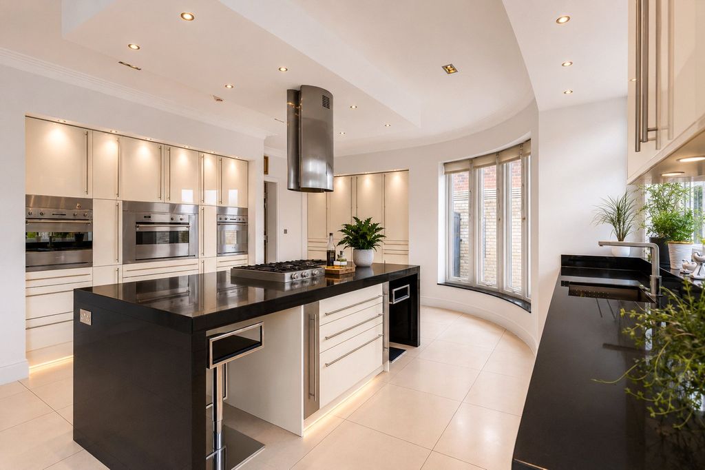 Additional image 7 of 7 bed detached house for saleManor Road, Potters Bar, Hertfordshire EN6